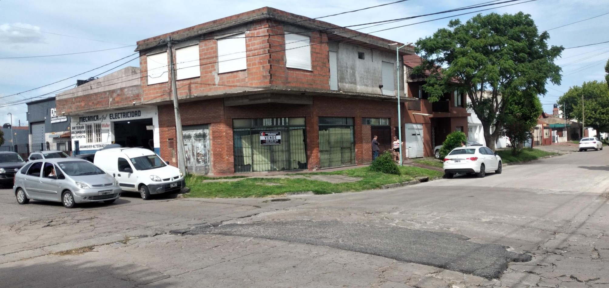 Casa tipo PH con local comercial