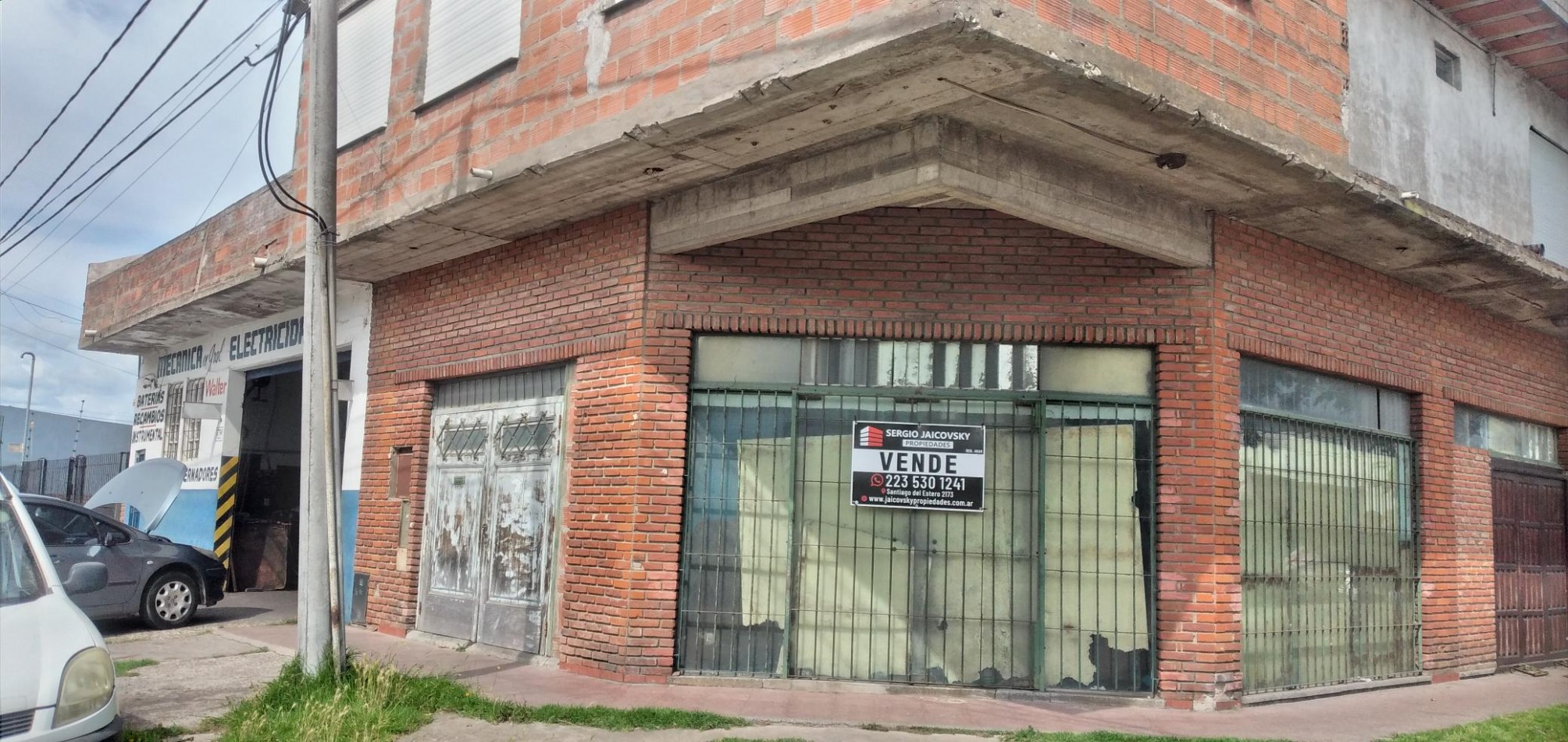 Casa tipo PH con local comercial