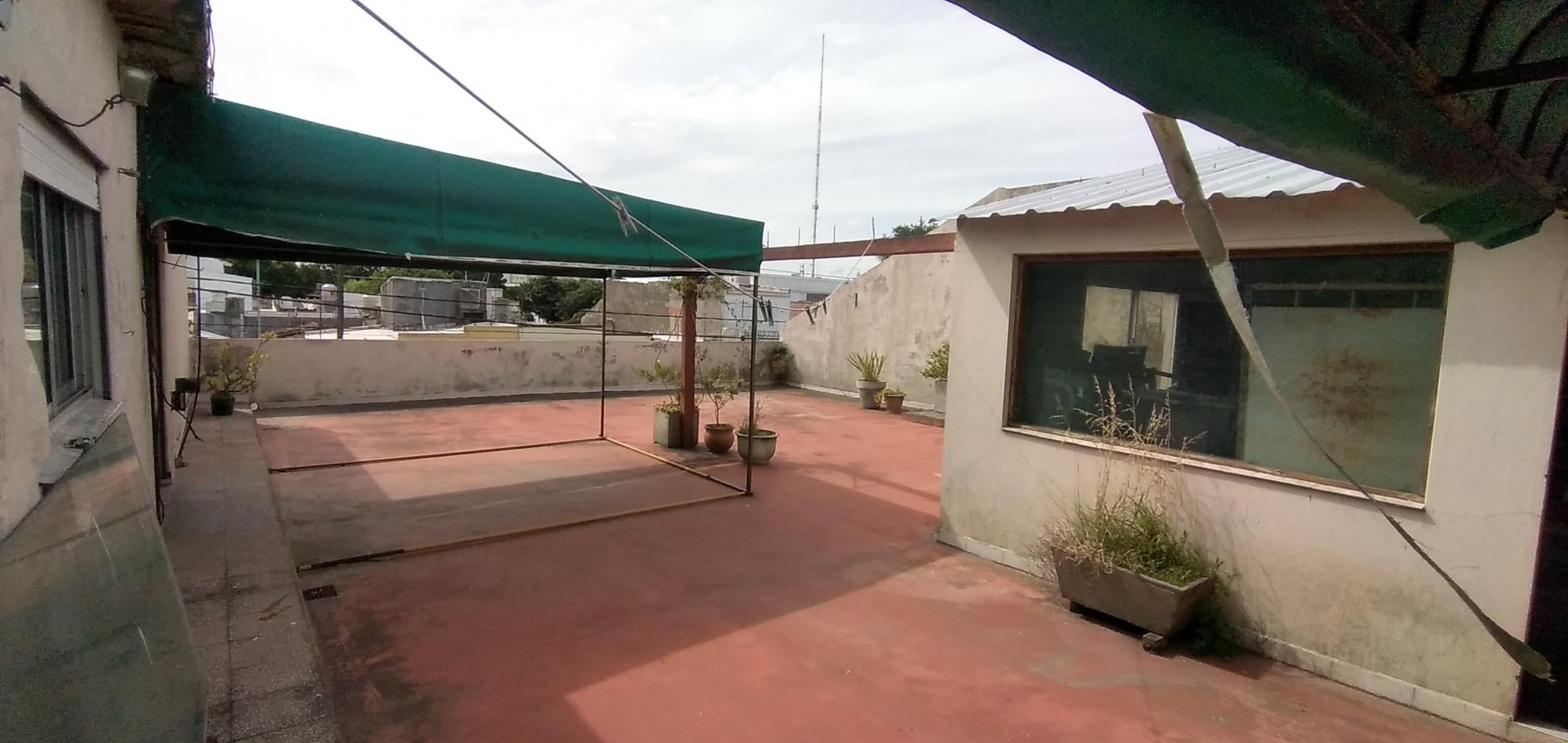 Casa tipo PH con local comercial