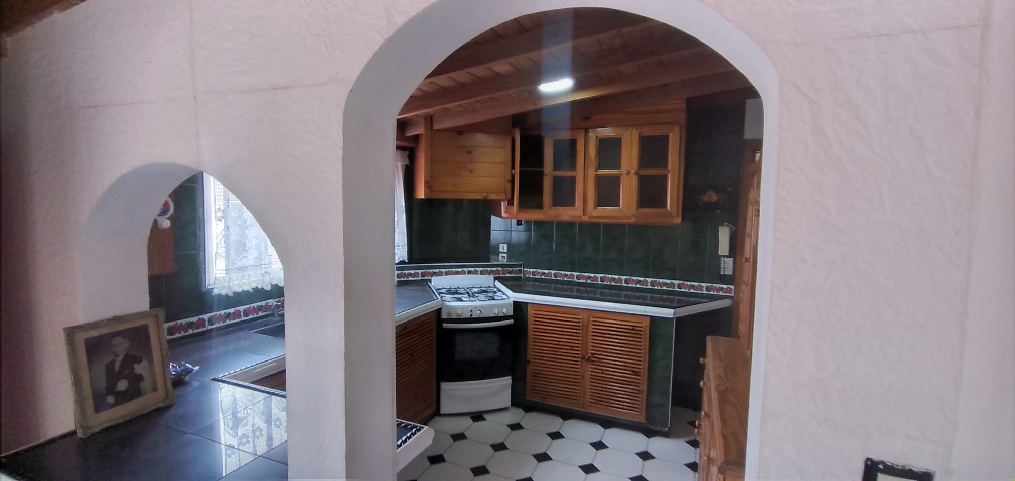 Casa tipo PH con local comercial