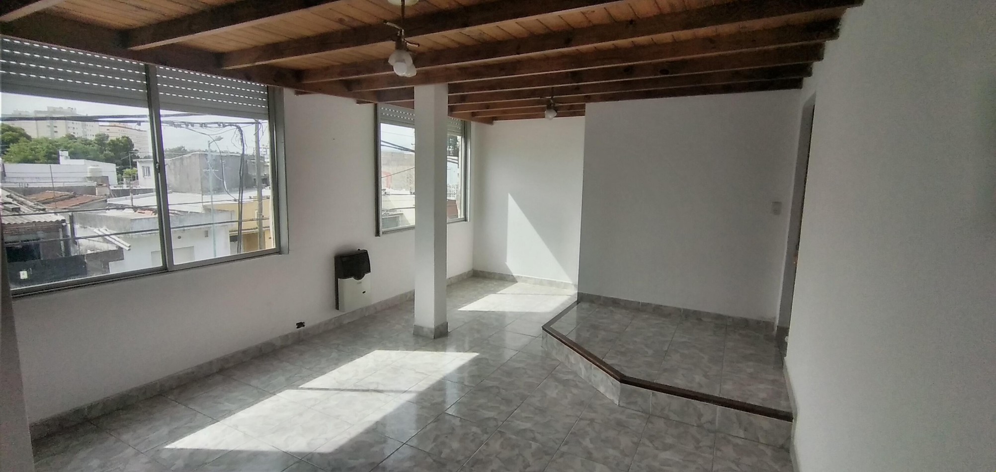 Casa tipo PH con local comercial