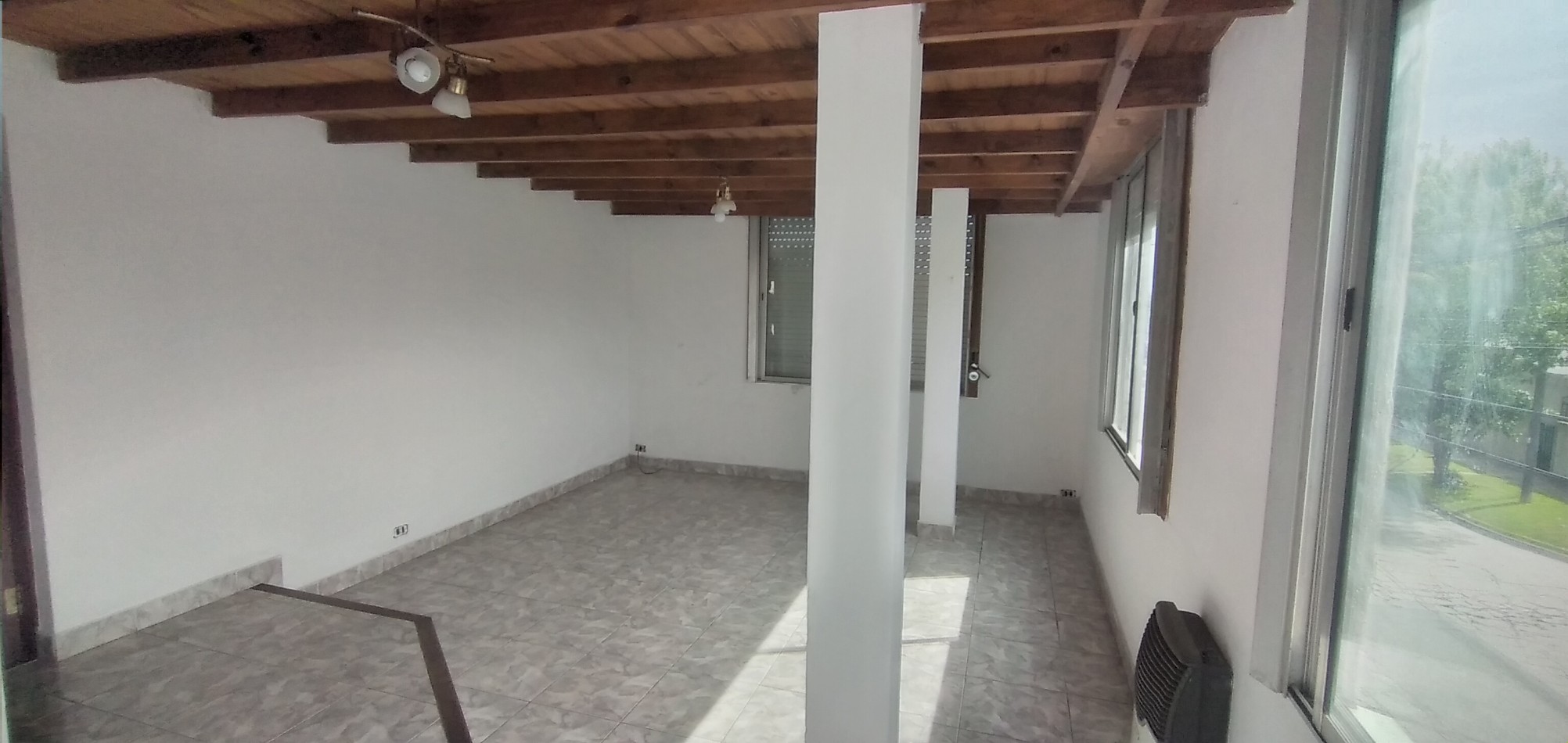 Casa tipo PH con local comercial