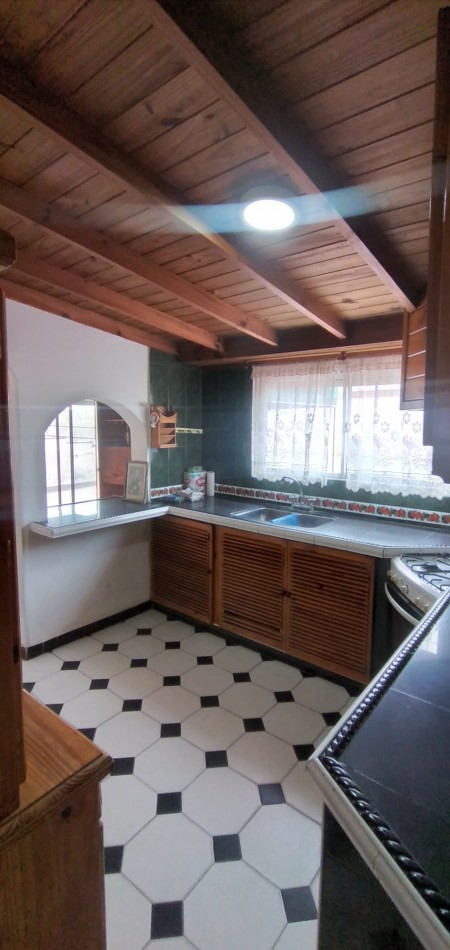Casa tipo PH con local comercial