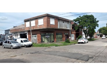 Casa tipo PH con local comercial
